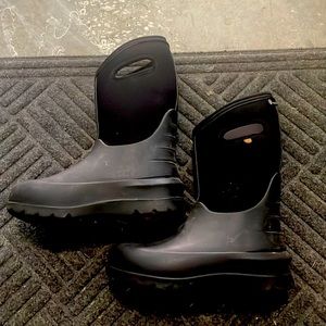 Boys size 4 neoprene bogs in great condition